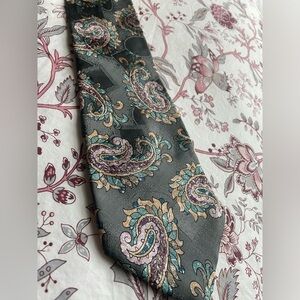 Oscar De La Renta 100% Silk Green Paisley Tie Colorful Business Casual Career